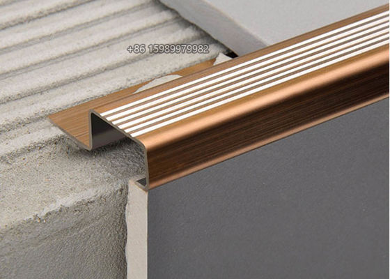 Escada de aço inoxidável escovada que cheira Skiddingproof 15mm para passos concretos